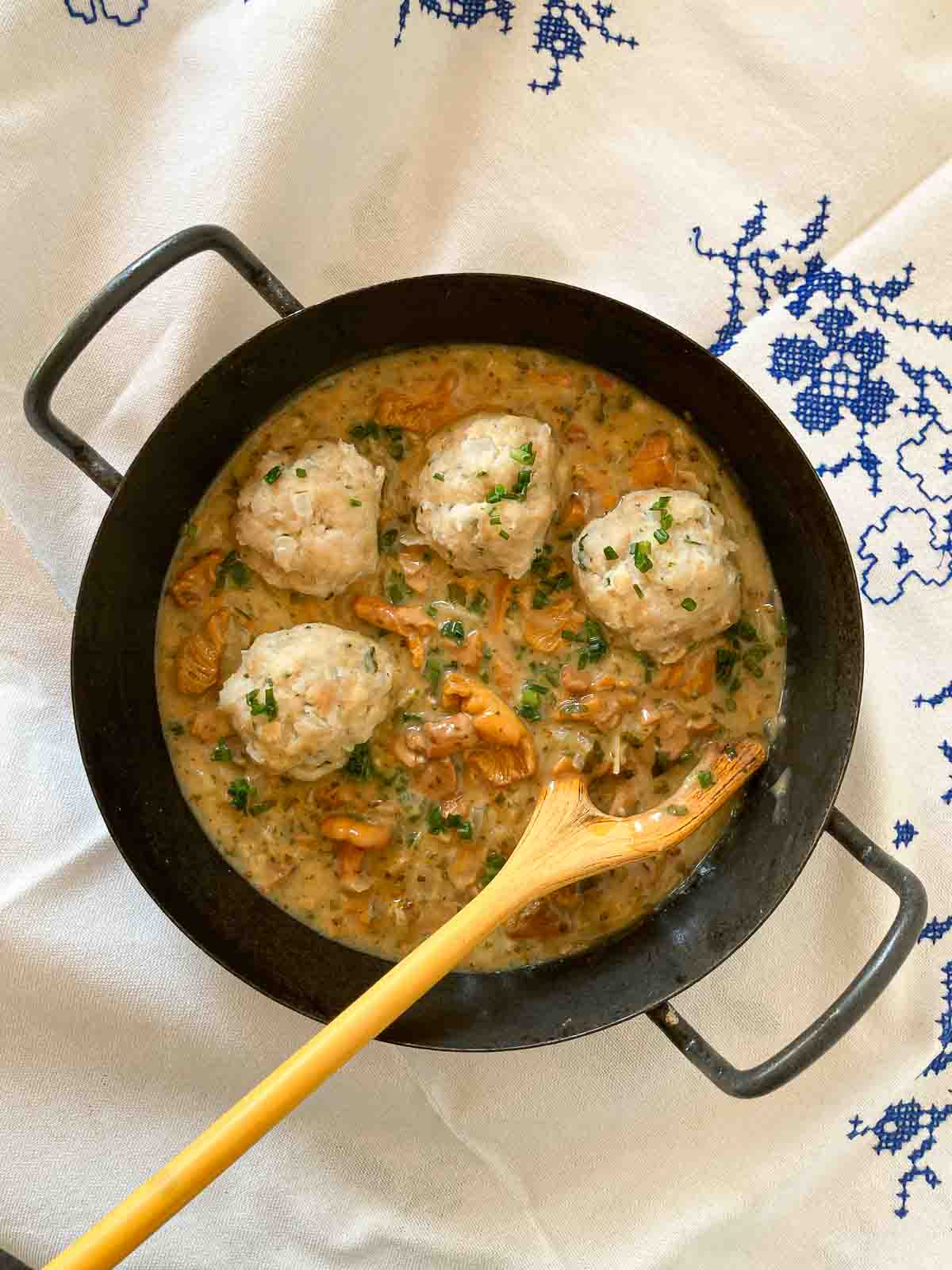 Eierschwammerlgulasch mit Semmelknödeln