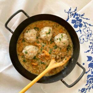 Eierschwammerlgulasch mit Semmelknödeln | Chanterelle Mushroom Goulash