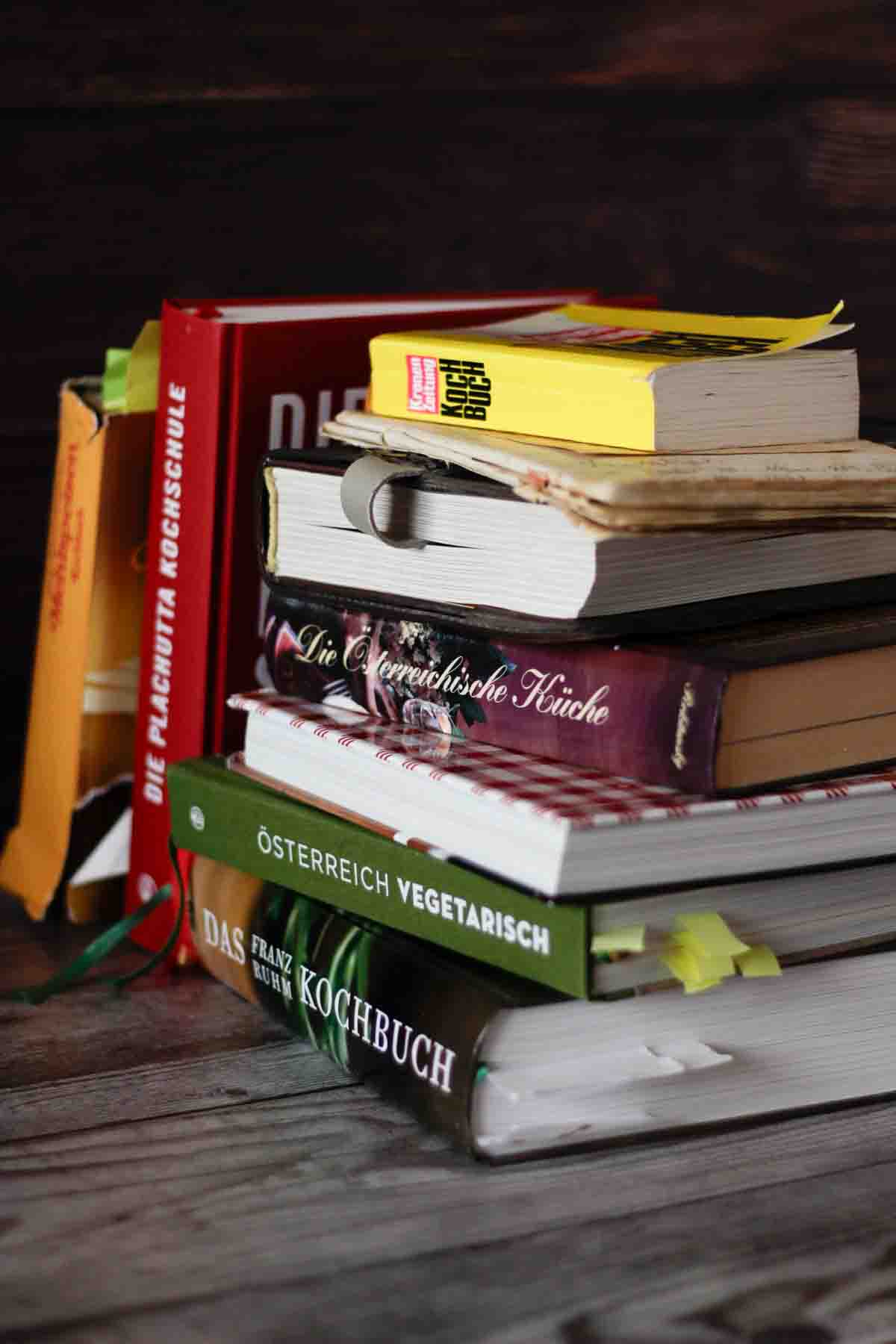 Kochbuch Empfehlungen - Stapel Kochbücher auf Holztisch