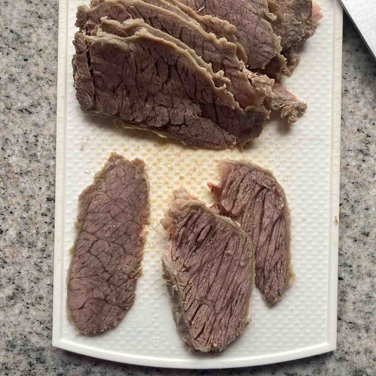 Rindfleisch (links) gegen und (rechts) mit Faser geschnitten | cut slices of beef against the direction of the fibers and in same direction