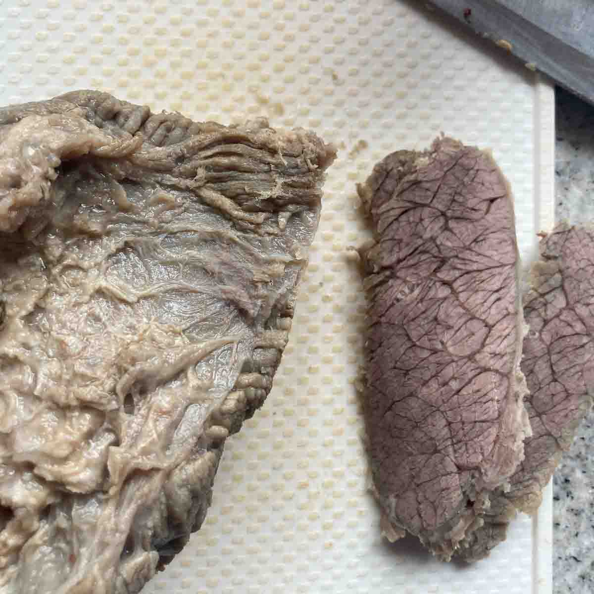 Rindfleisch im ganzen, wo die Fasern gut zu sehen sind | whole piece of beef where you can see the directions of the fibers