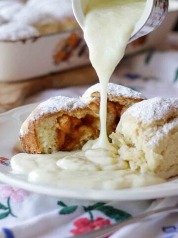 Vanillesauce mit Buchteln | Homemade Vanilla sauce with Austrian Baked Yeast Dumplings