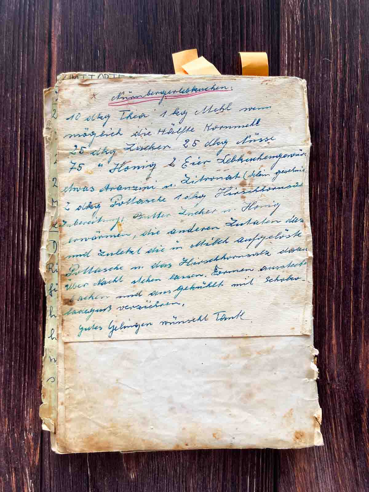 Omas altes Notizheft mit handgeschriebenem historischen Rezept für "Nürnberger Lebkuchen".