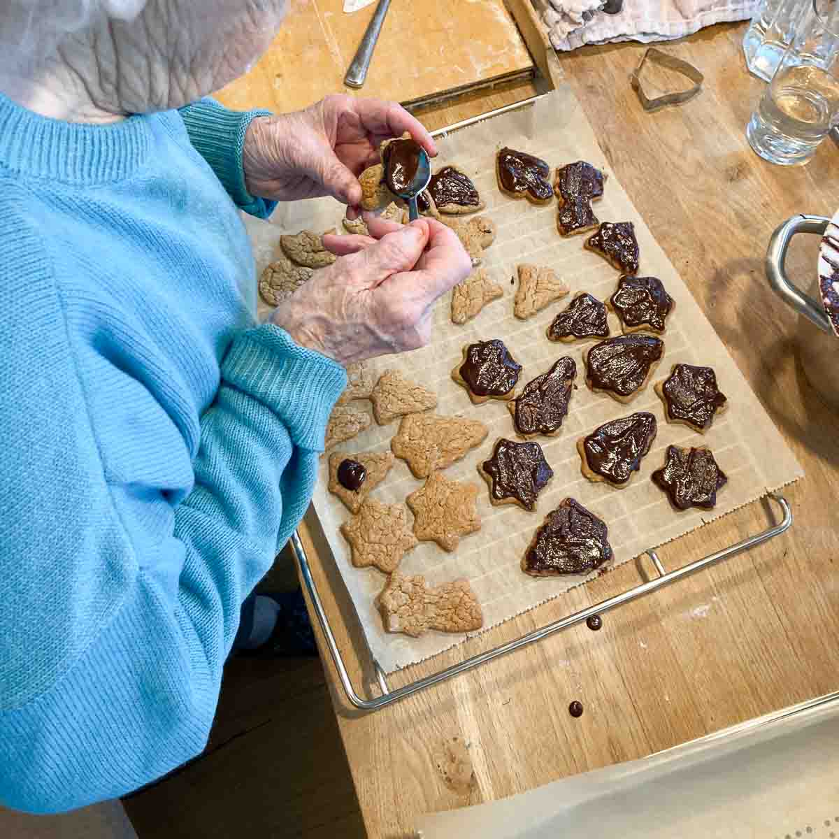 Oma beim Lebkuchen glasieren.