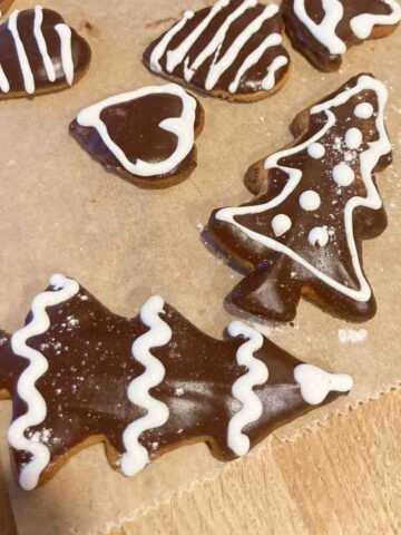 Lebkuchen Weihnachtsbaum mit Schokoglasur und Zuckerguss auf Backpapier.