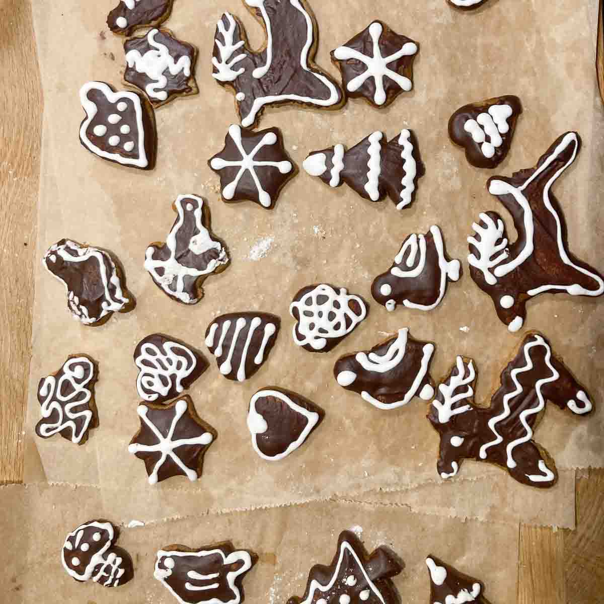 Lebkuchen Kekse in weihnachtlichen Formen mit Schokoglasur und Zuckerguss verzierung.
