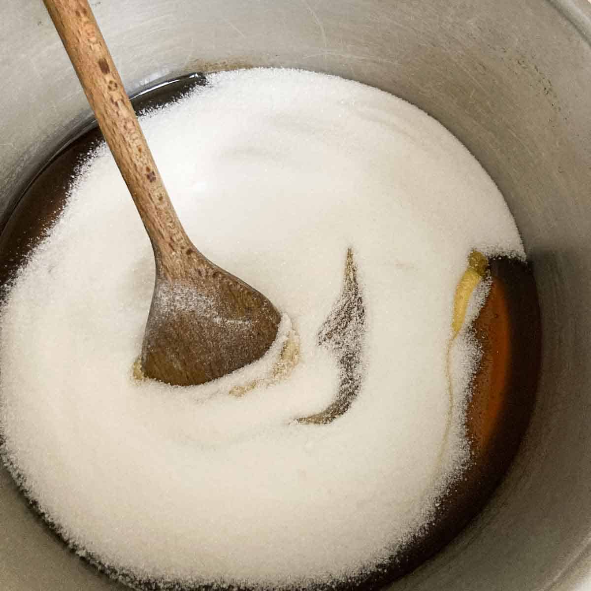 Zucker in Topf mit warmem Honig aufgelöst.