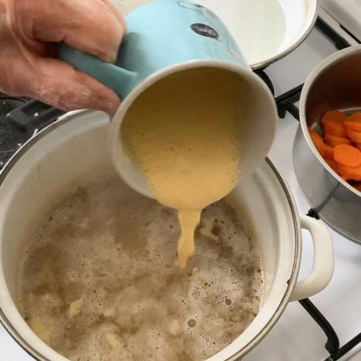 Eintropfteig in die kochende Suppe eintropfen.