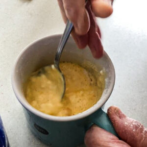 Eintropfsuppe Anleitung - Teig verrühren in einem Becher.