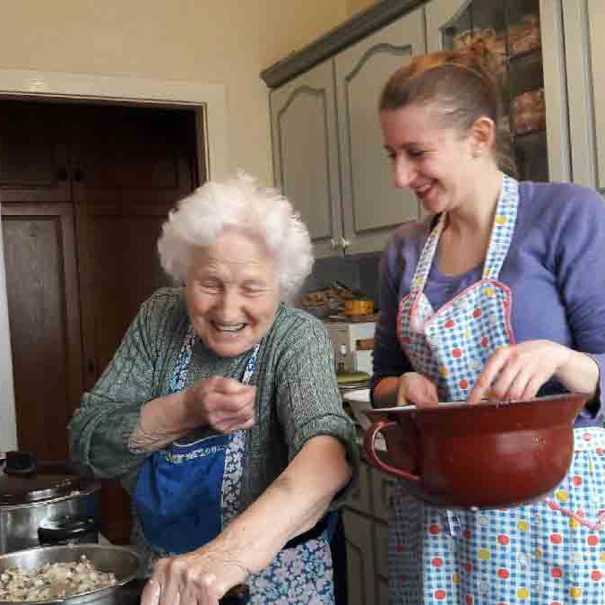 Angelika mit ihrer Oma, lachend in der Oma-Küche.