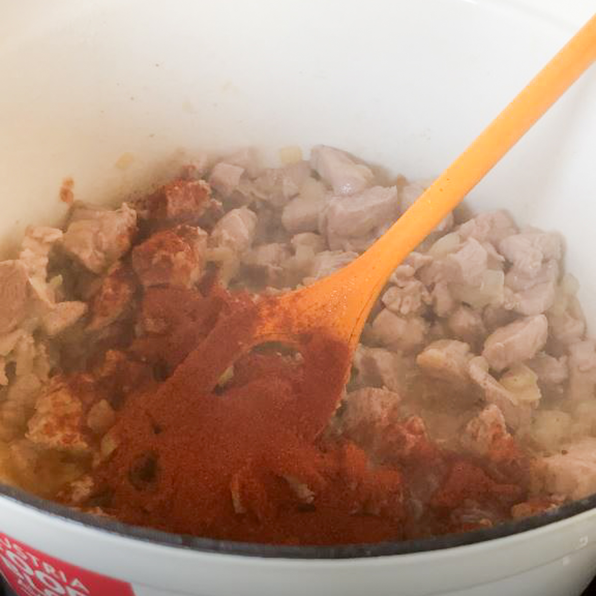 Reisfleisch paprizieren: ein paar Sekunden im Topf mit dem Fleisch mitrösten.