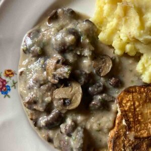 Champignonsauce Rezept mit cremigen weißen Bohnen.