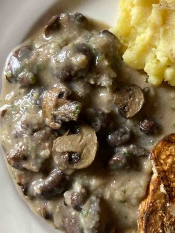 Champignonsauce Rezept mit cremigen weißen Bohnen.