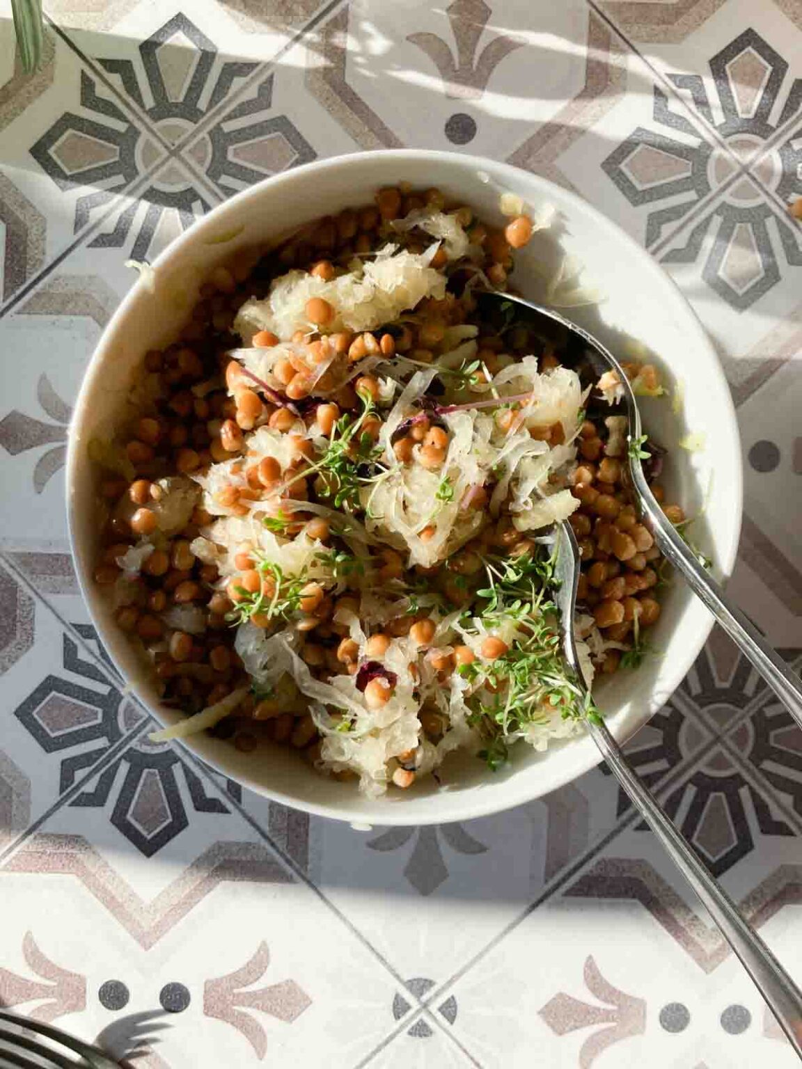 Schneller &amp; einfacher Sauerkrautsalat mit Apfel und Linsen