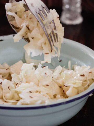 Kalter Krautsalat mit Kümmel und Apfelessig - cabbage salad with caraway seeds.