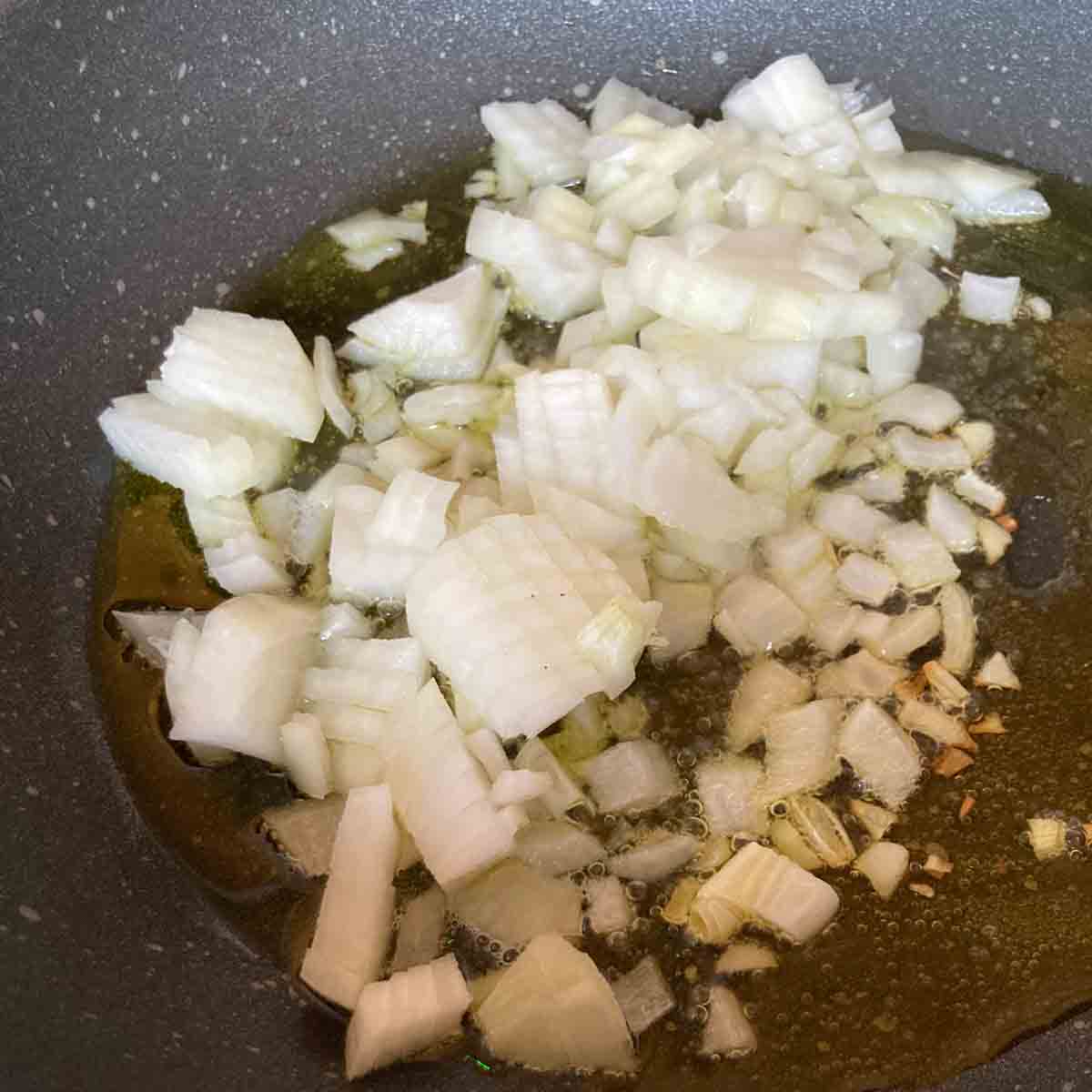 Sauerkrautpfanne mit Kürbis: Zwiebel anrösten.