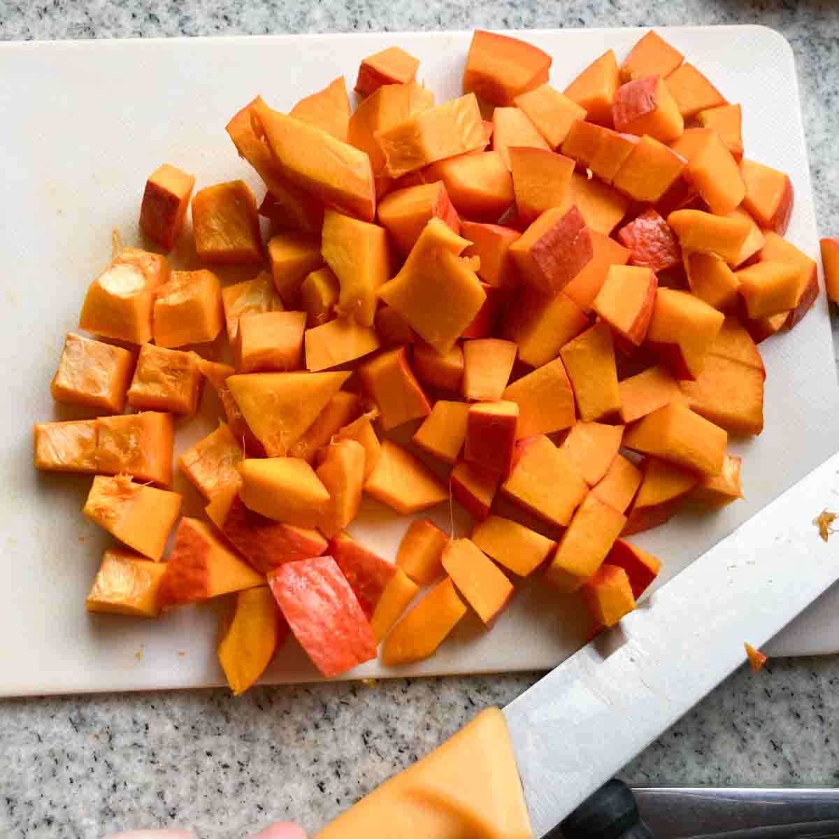 Sauerkrautpfanne mit Kürbis: Hokkaidokürbis schneiden.