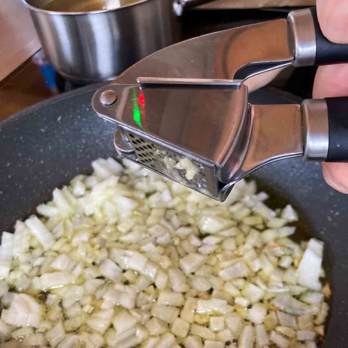 Sauerkrautpfanne mit Kürbis: Knoblauch pressen.