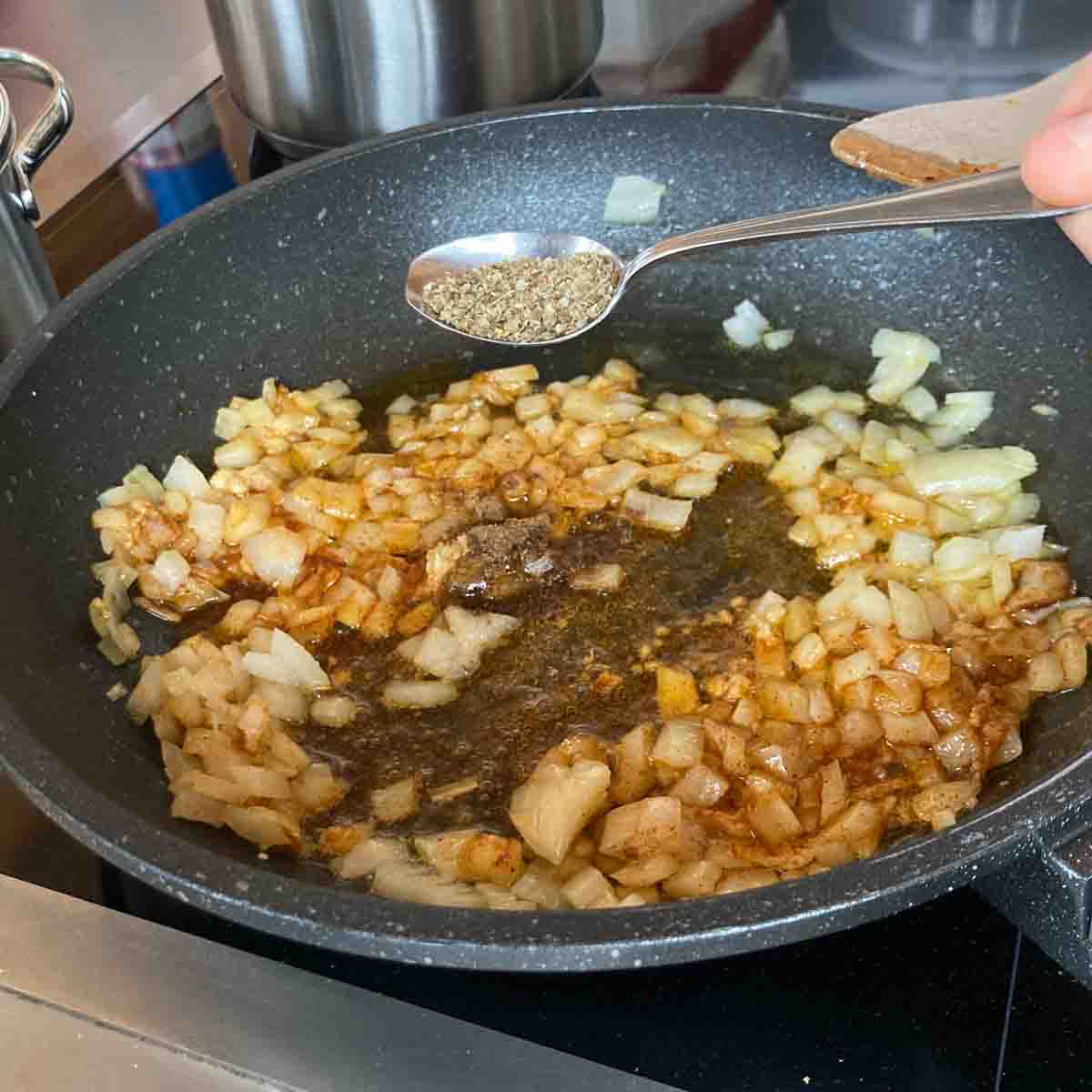 Sauerkrautpfanne mit Kürbis: Gewürze hinzufügen.