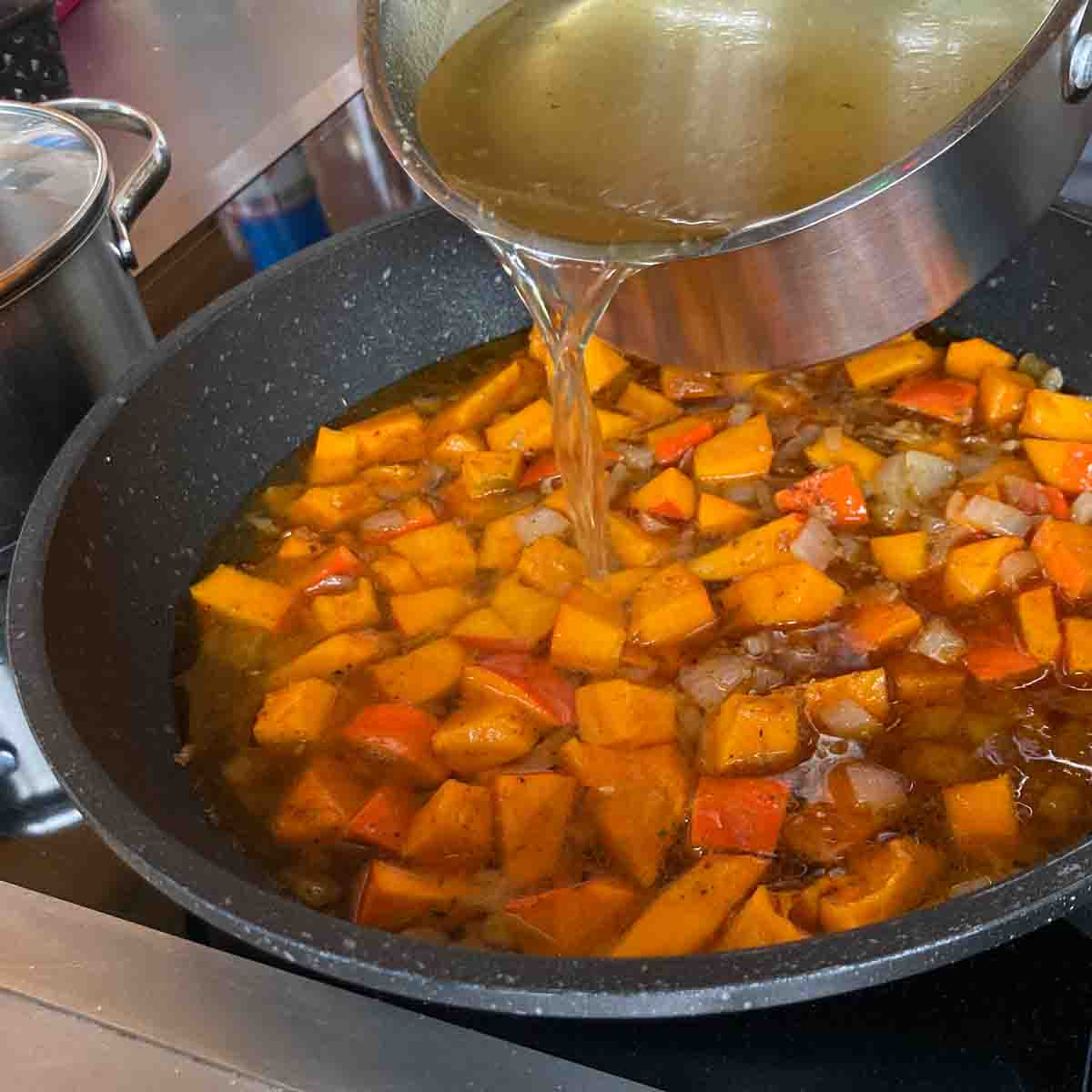 Sauerkrautpfanne mit Kürbis: mit Suppe aufgießen.