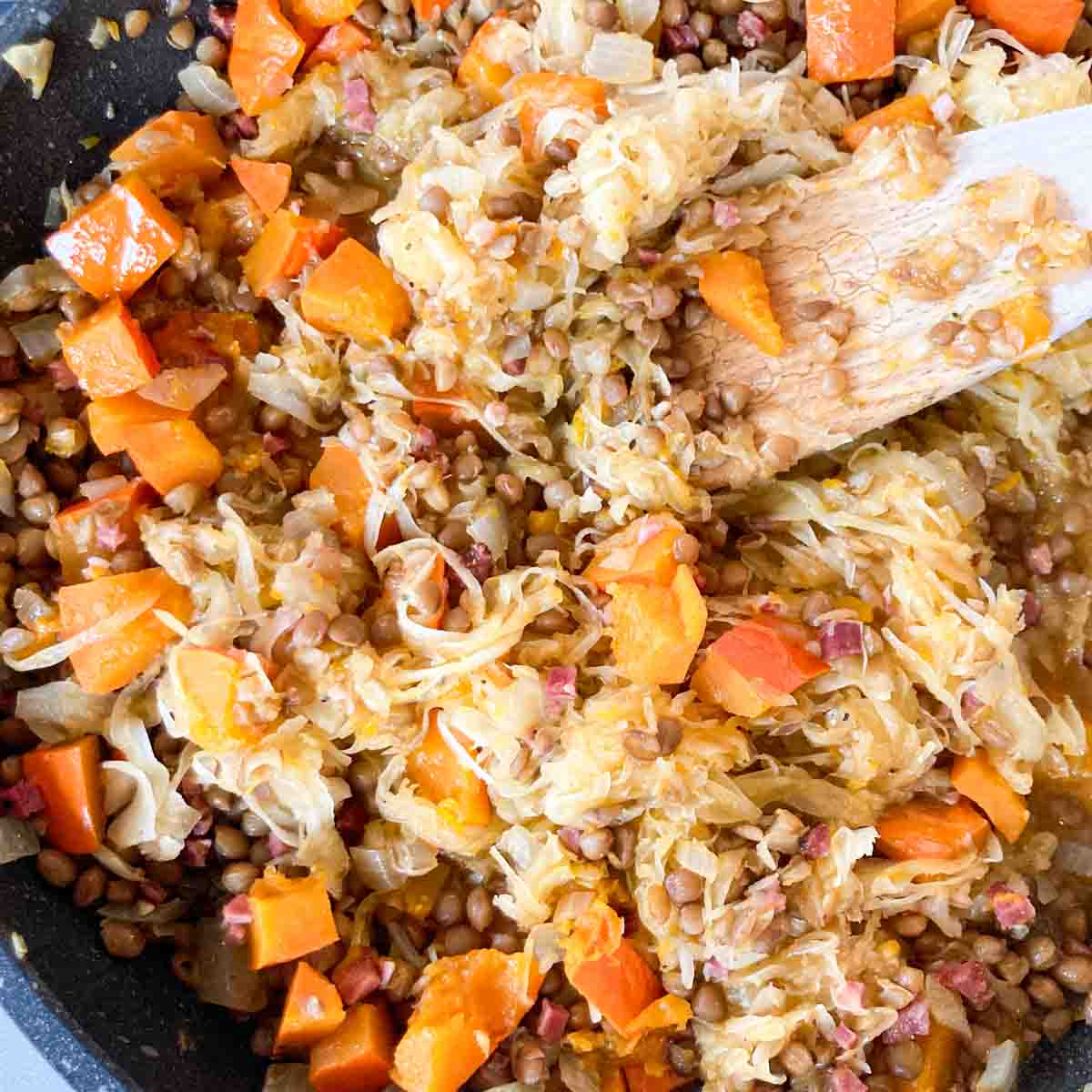 Sauerkrautpfanne mit Kürbis fertiges Gericht von oben.