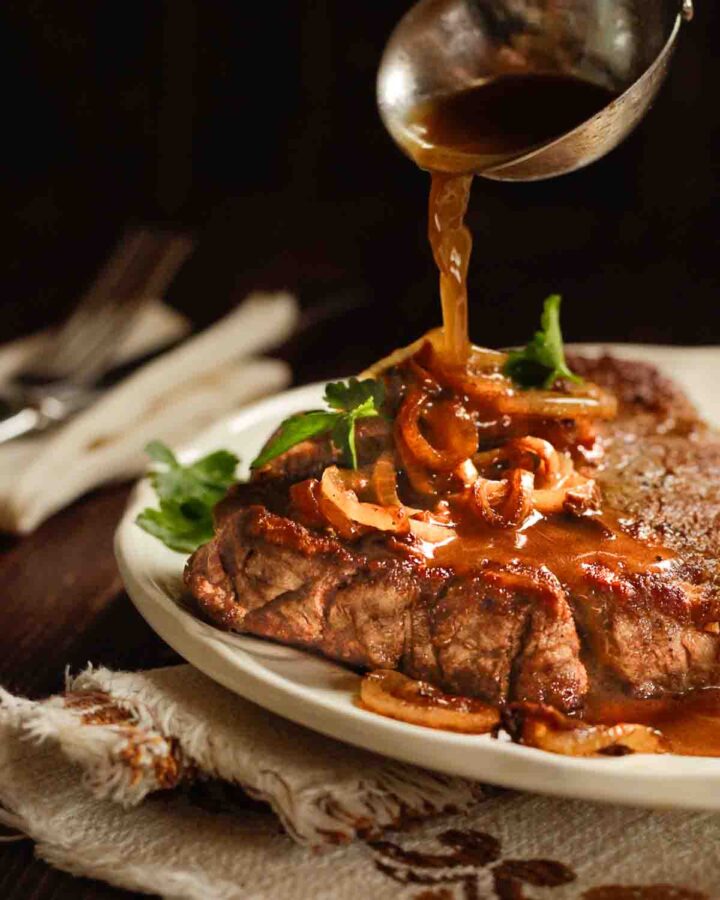 Gedünsteter Zwiebelrostbraten Rezept - Wiener Zwiebelrostbraten