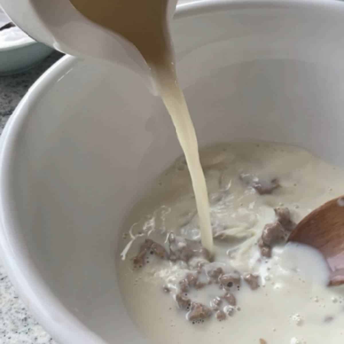 Germ (Hefe) und Milch in Schüssel verrührt.