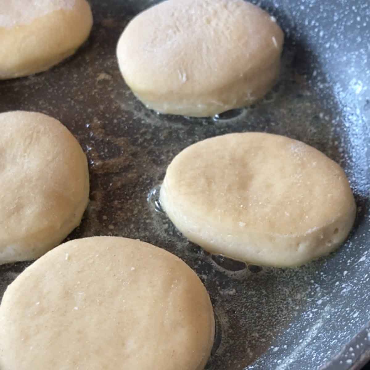 Liwanzen in Fett in Pfanne beim Herausbacken.