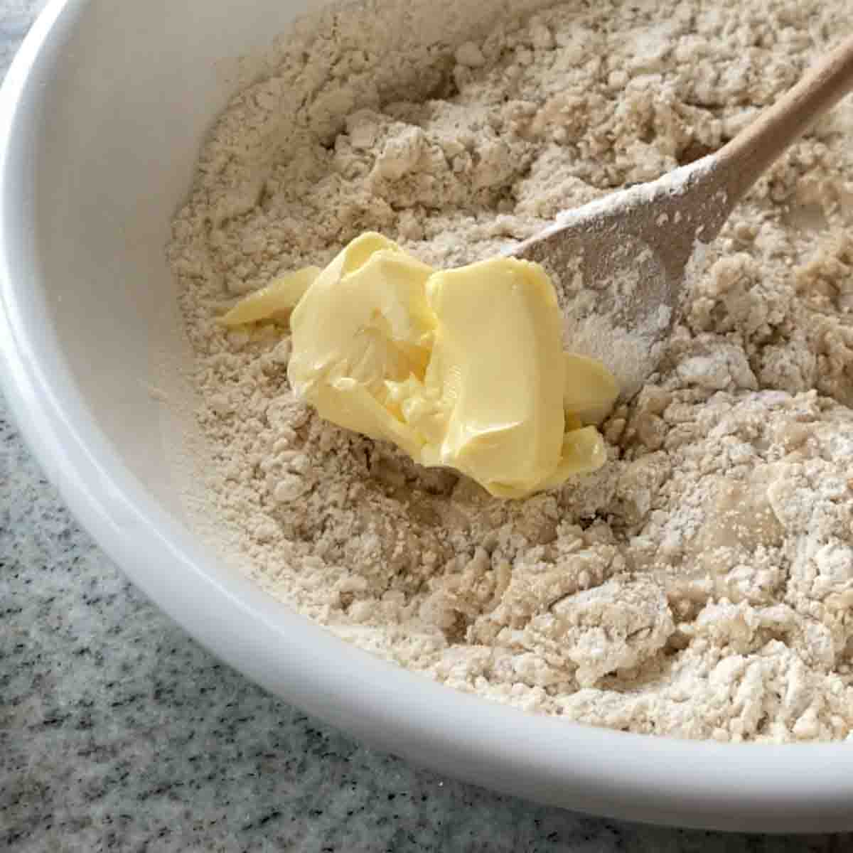 Butter zur Masse hinzugefügt.