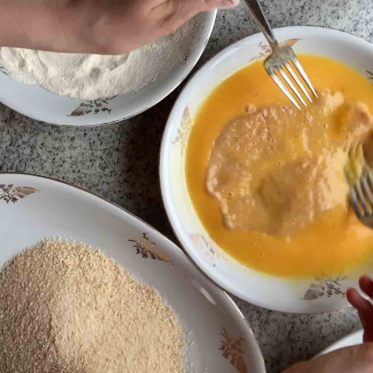 Wiener Schnitzel Panieren: in Ei wenden.