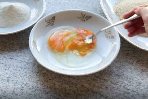 Eier verquirrlen für Schnitzel Panier - beat eggs for Schnitzel.