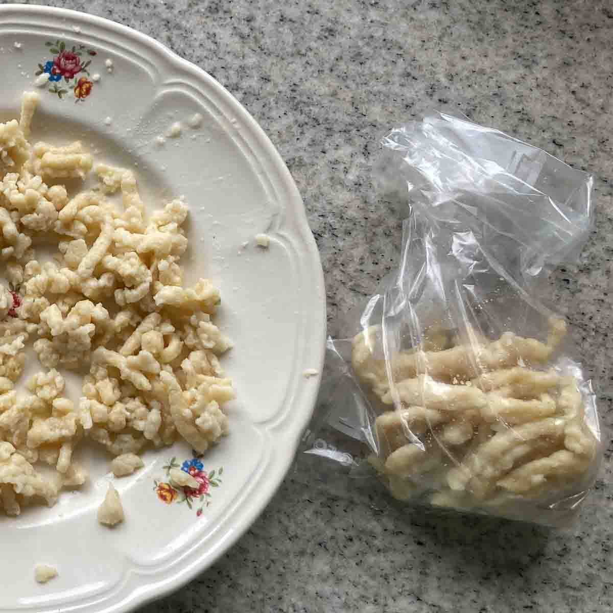 Spätzle in Plastikbeutel.