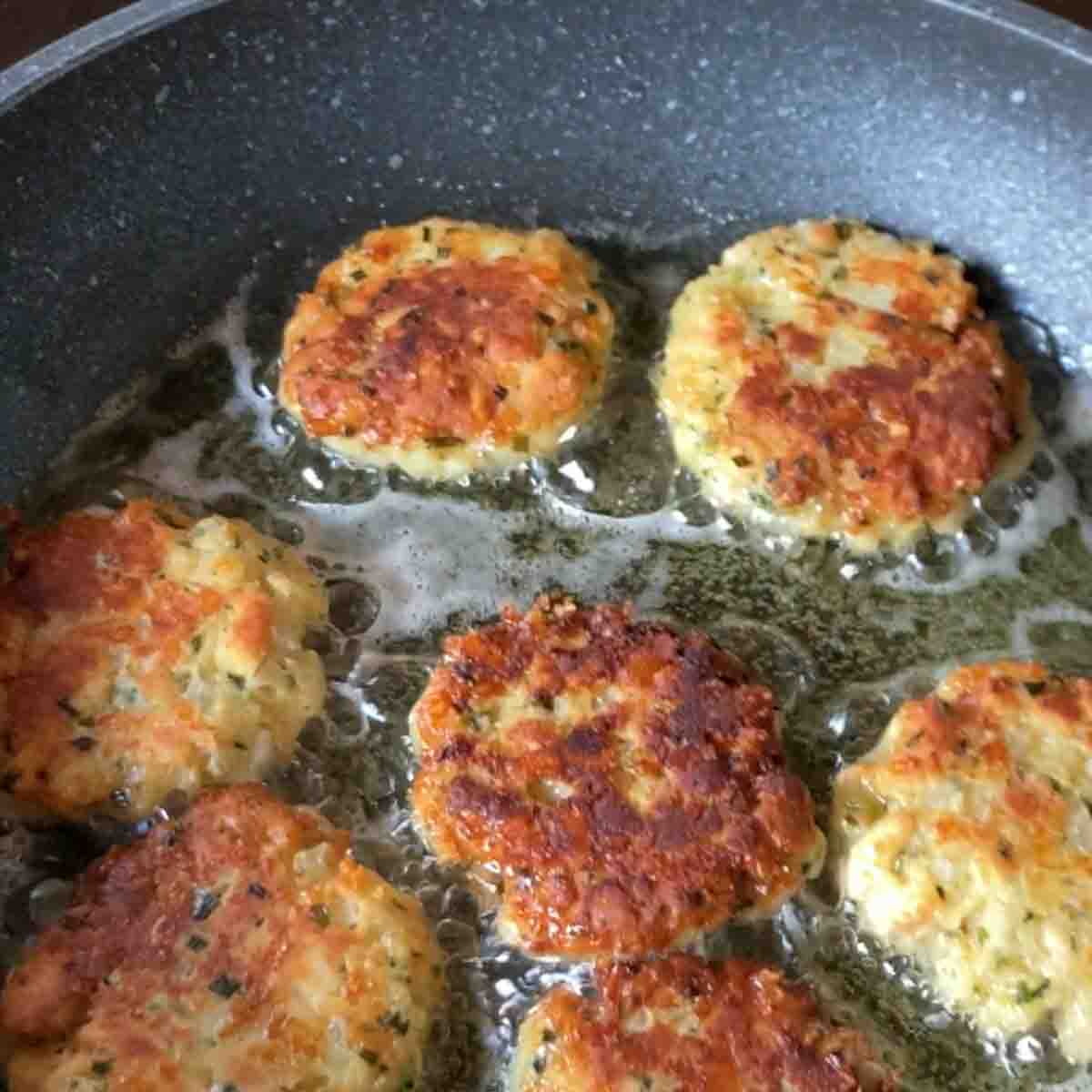 Kaspressknödel frying in the pan.