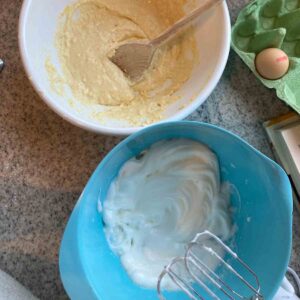 Eischnee geschlagen in Schüssel, restliche Zutaten für Rahmdalken in extra Schüssel.