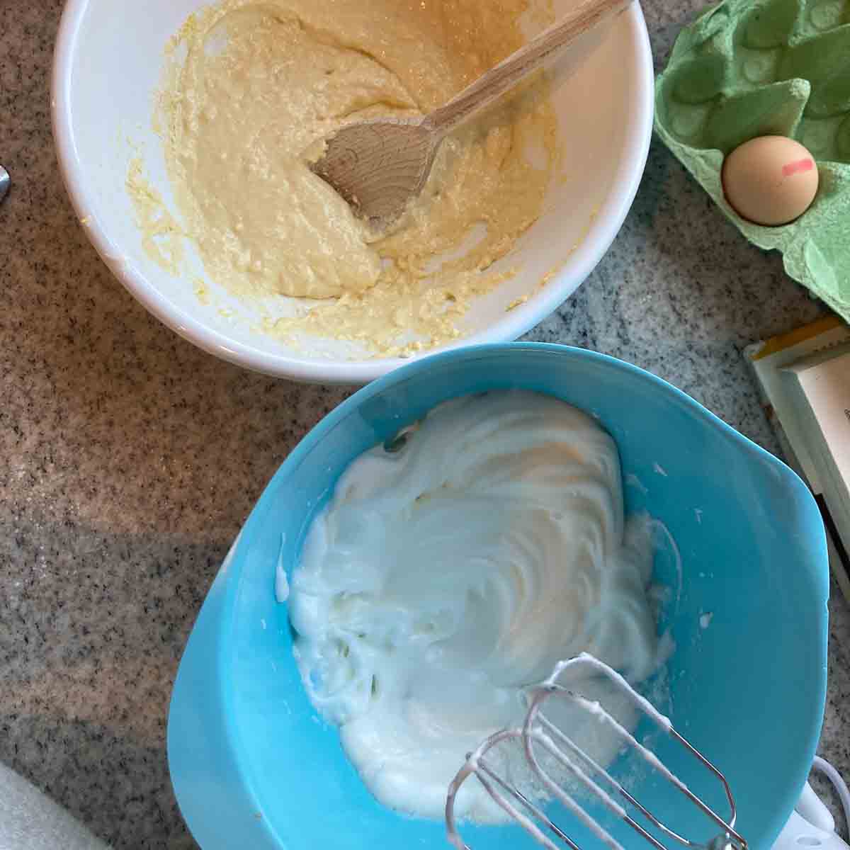 Eischnee geschlagen in Schüssel, restliche Zutaten für Rahmdalken in extra Schüssel.