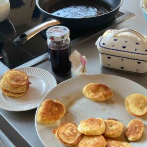 Rahmdalken fertig herausgebacken auf Teller.