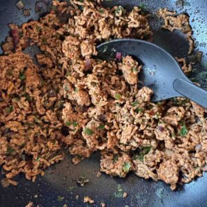 Füllung aus Faschiertem in Pfanne.