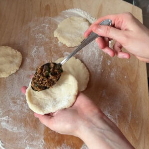 Mehlteig Knödel gefüllt.