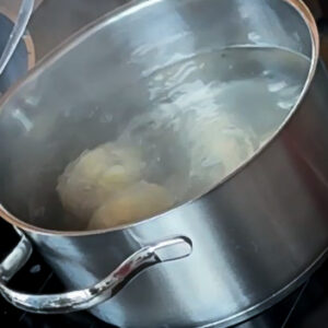 Knödel in Topf mit siedendem Wasser.