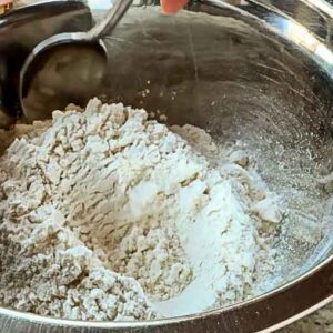 Mehl in Schüssel mit Salz vermischen.