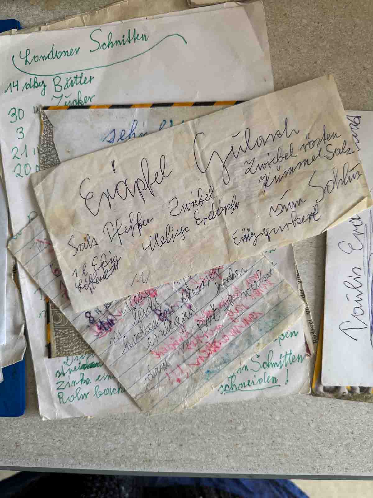 Omas original Rezeptheft: chaotische Notiz mit ungefähren Zutaten eines Erdäpfelgulasch.