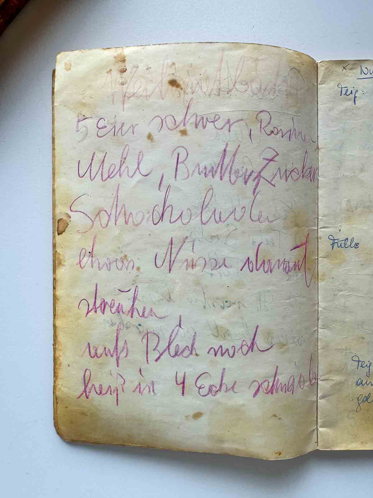 Omas original Rezeptheft: schwer lesbare Rezeptnotiz in alter Schrift.