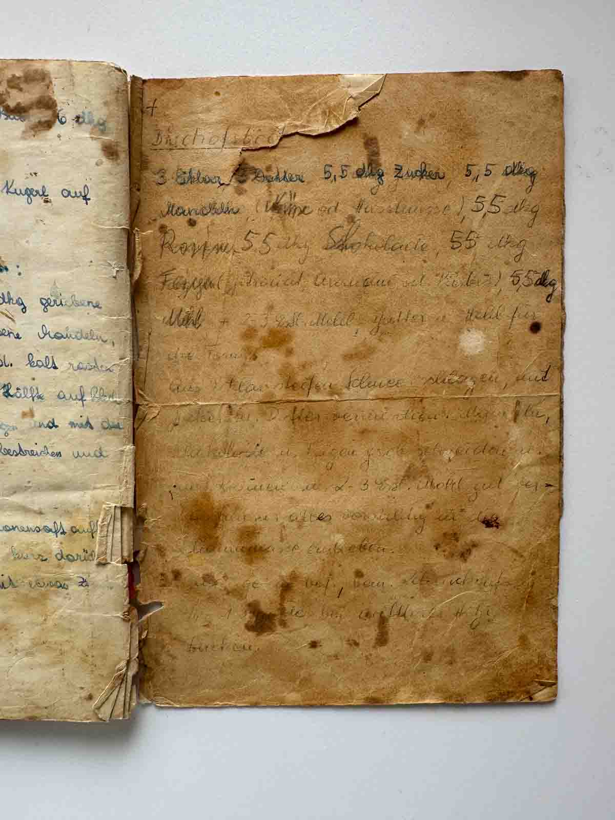 Omas original Rezeptheft: stark eingerissene vergilbte Rezeptseite mit verblasster Schrift und übersät mit braunen Flecken.