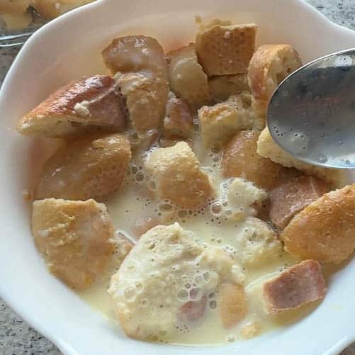 Semmeln eingeweicht in Milch-Eier-Mischung.