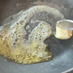 Butter in Pfanne schmelzen.