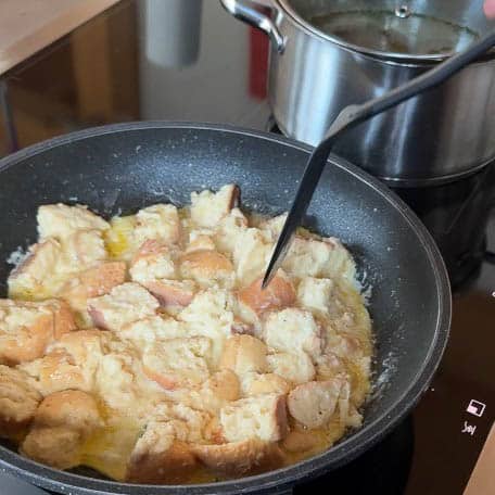 Semmelschmarrn in Pfanne braten.