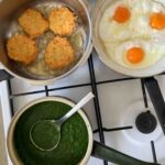 Omas Gasherd von oben mit 3 Töpfen: Erdäpfelpuffer, Spiegelei, Cremespinat.