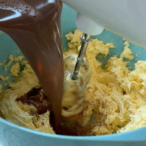 Schokolade-Milch-Mischung wird der schaumig gerührten Margarine hinzugefügt.