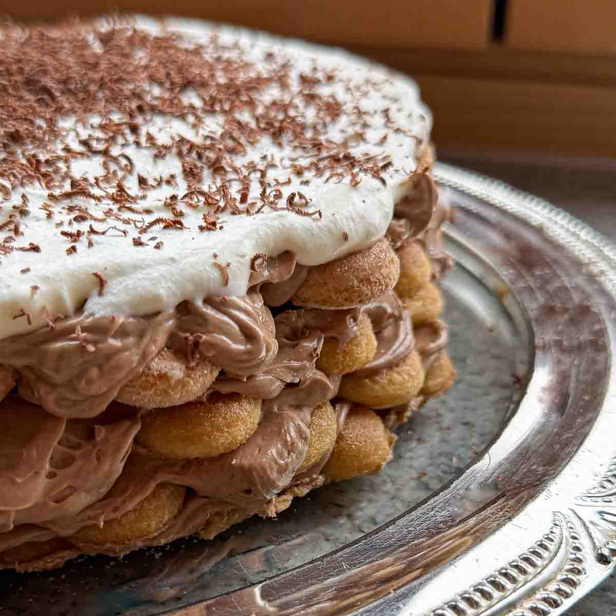 Biskottentorte mit Schlagobers und geraspelter Schokolade.