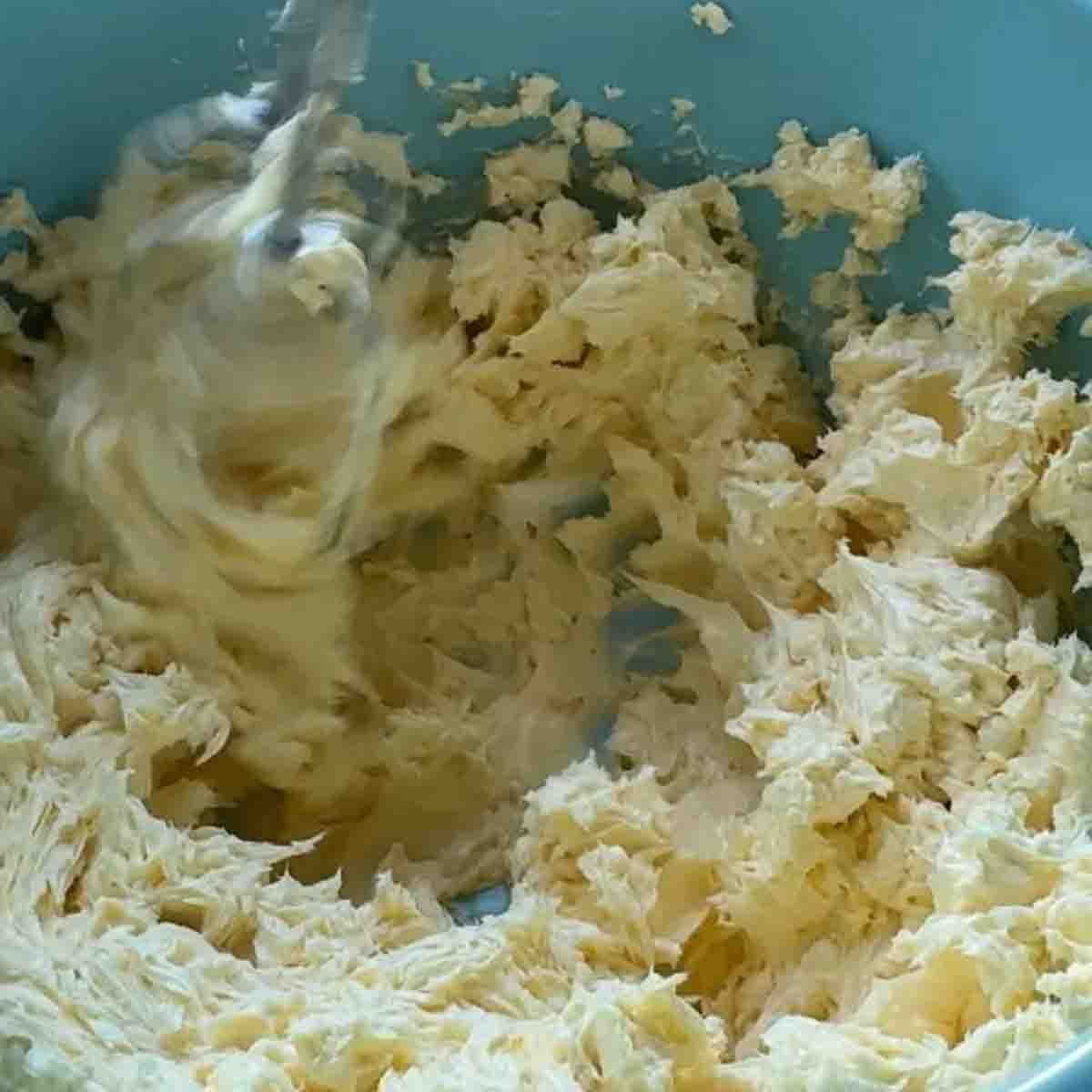 Margarine im Mixer schaumig rühren.
